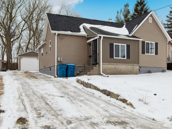 906 W 9th St, Dixon, IL 61021