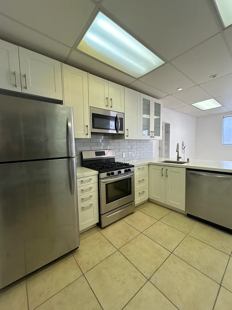 Kitchen - high end appliances- - 4444 Mississippi St #B