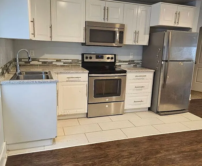 1848 W Woodview Dr — Photo 28