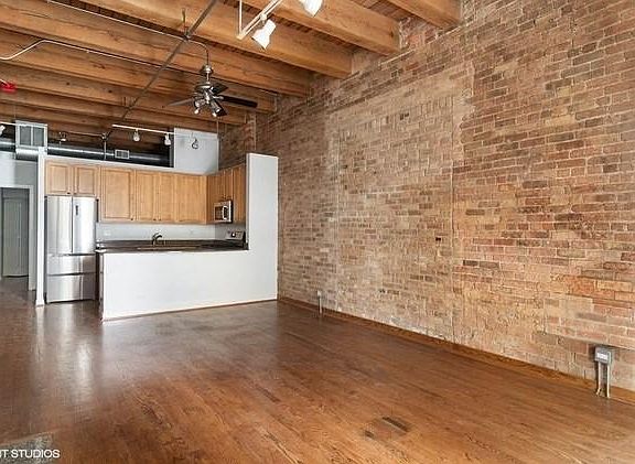 4th image of 300 W Grand Ave APT 213