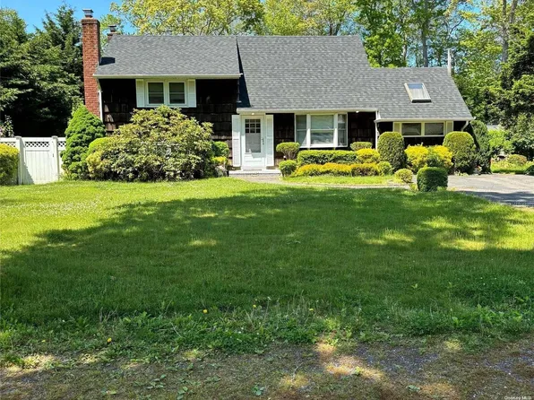 132 Vanderbilt Boulevard, Oakdale, NY 11769