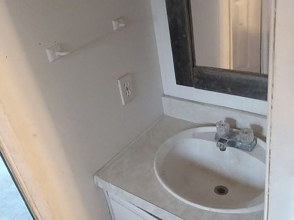 3rd image of 1005 Bullock Ave