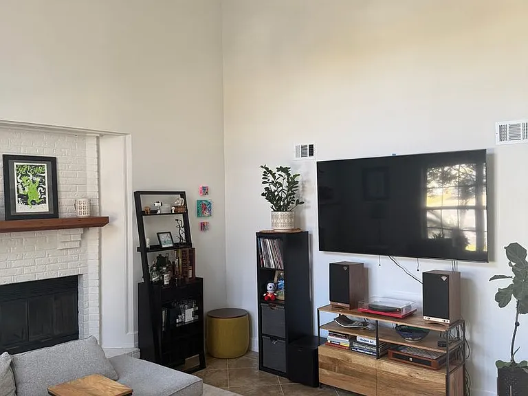 422 Canterbury Ct NW — Photo 6