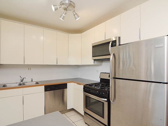 3rd image of 4515 N Wolcott Ave #B4