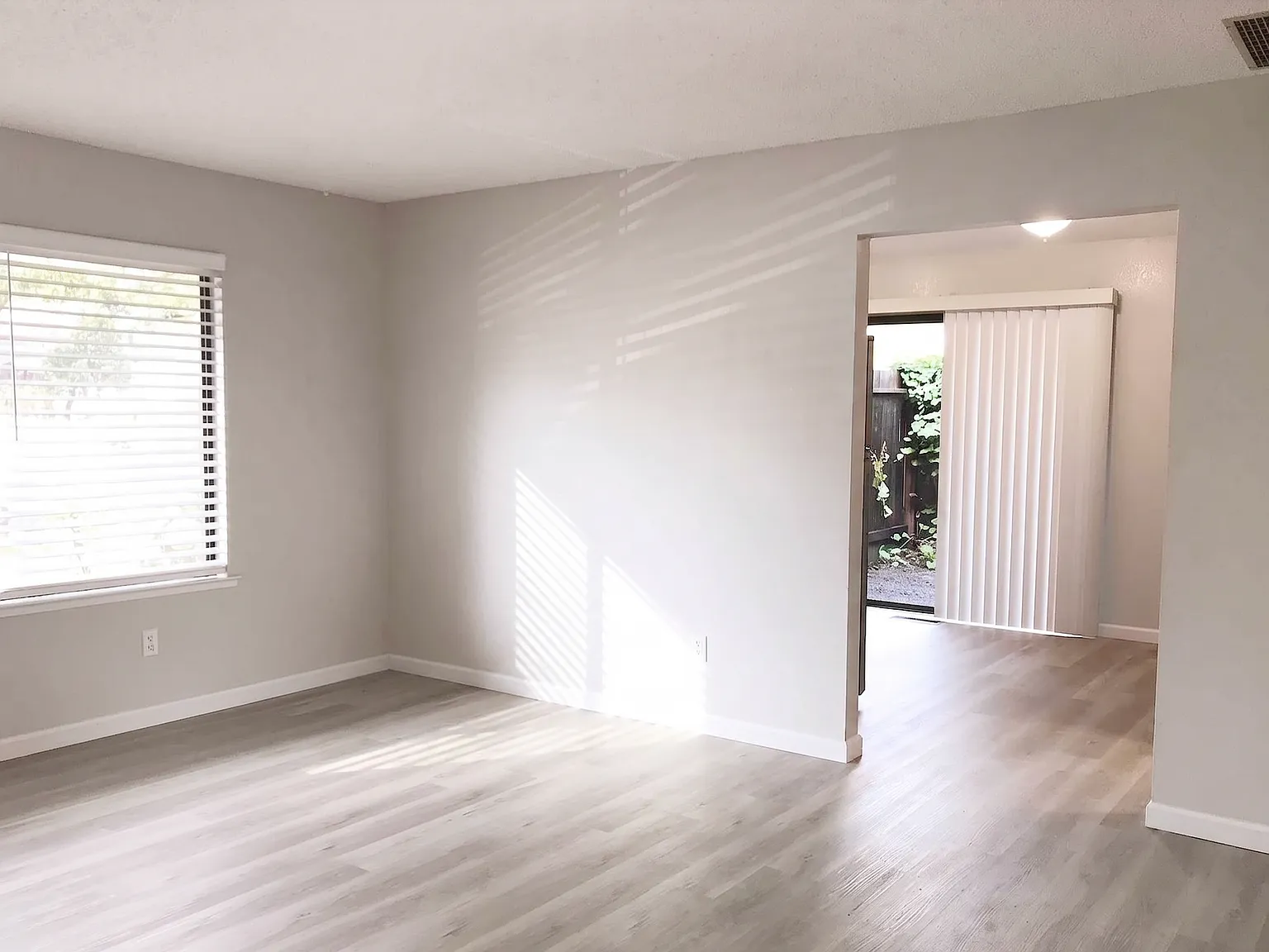 2 bed, 1.5 bath, 1001 sqft, $3,300 — Photo 4