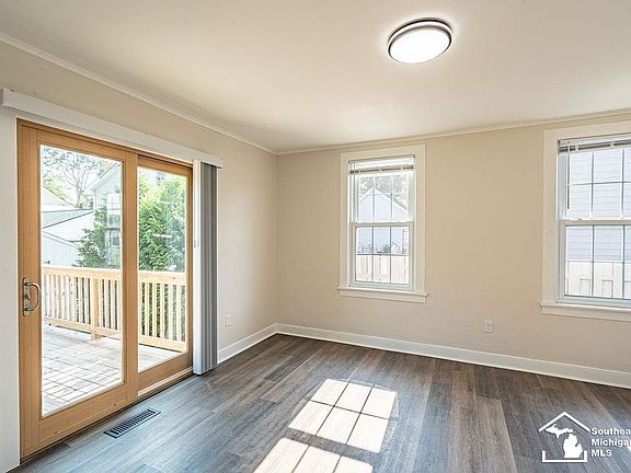4th image of 43 E Willow St
