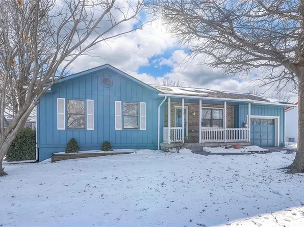 805 Bobwhite Dr, Peculiar, MO 64078