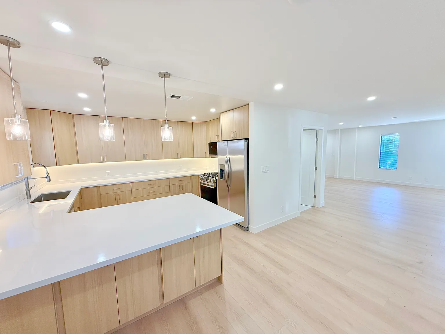 3 bed, 2.5 bath, 1300 sqft, $6,995 — Photo 3