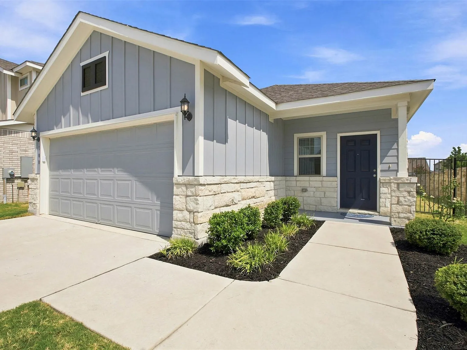 3 bed, 2.0 bath, 1560 sqft, $2,000 — Photo 1