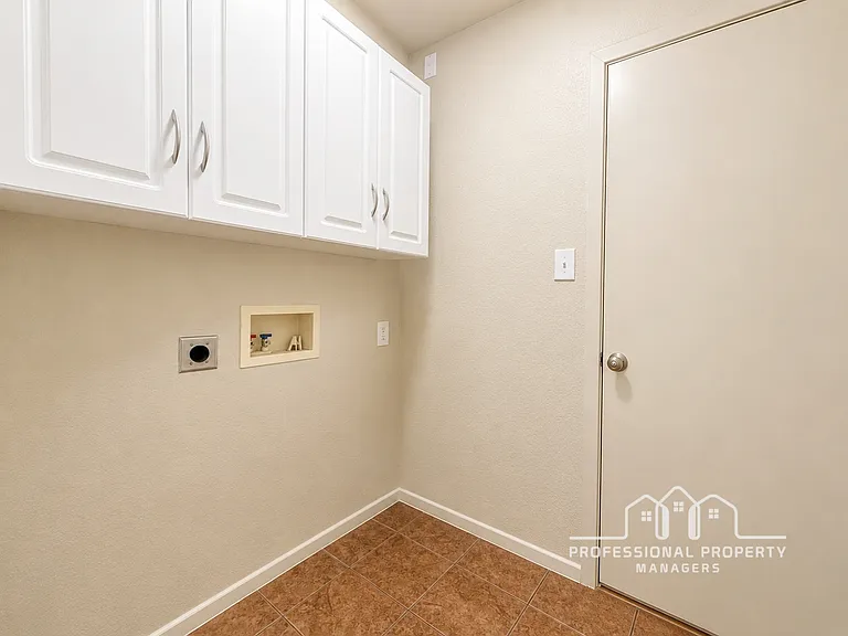 7042 E 36th Pl — Photo 15