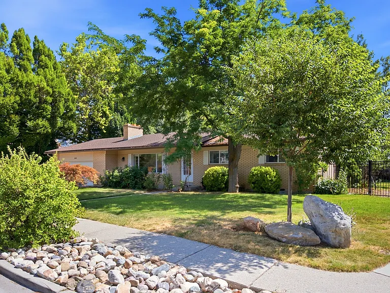 2480 Eastbourne Dr — Photo 40