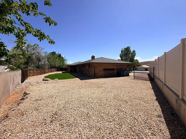 1035 Red Bud Cir — Photo 23