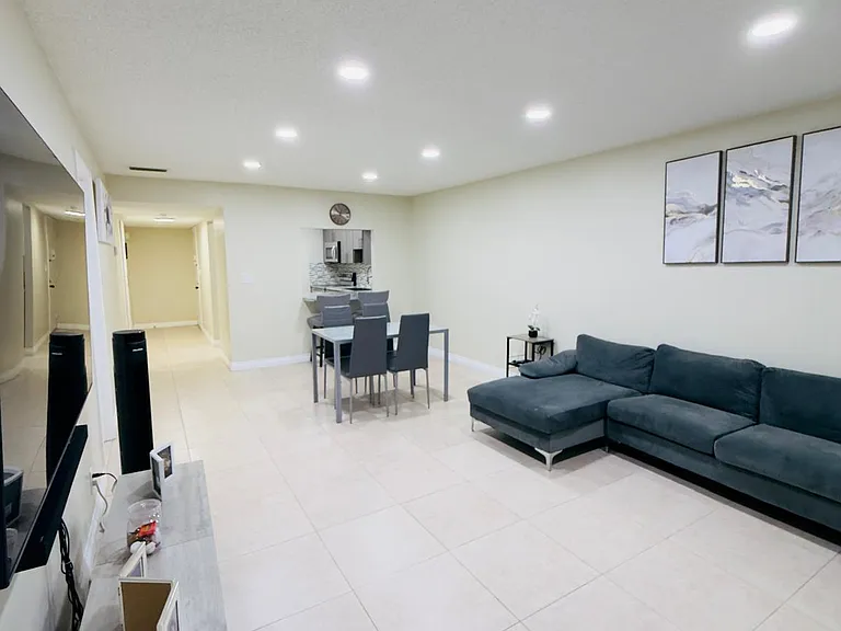 5545 N Lakewood Cir N #425 — Photo 3