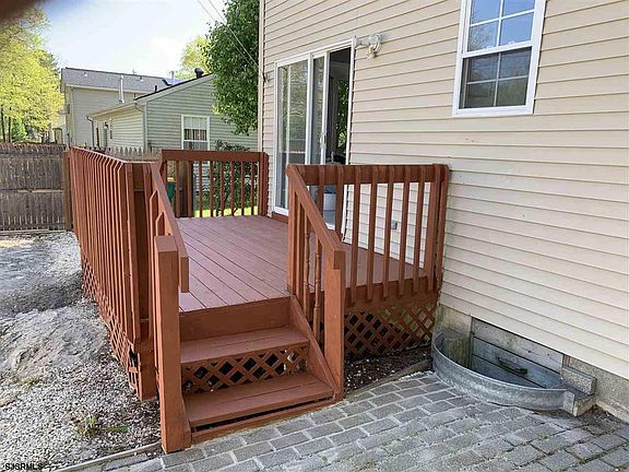 4th image of 484 Genista Ave