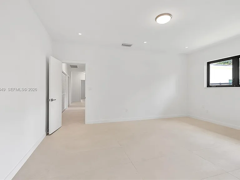 950 Bayamo Ave — Photo 36