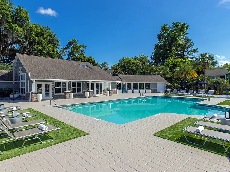 Discover the epitome of poolside elegance at Emerson Isles. Our meticulously designed pool area combines sophistication with a touch of tropical charm.