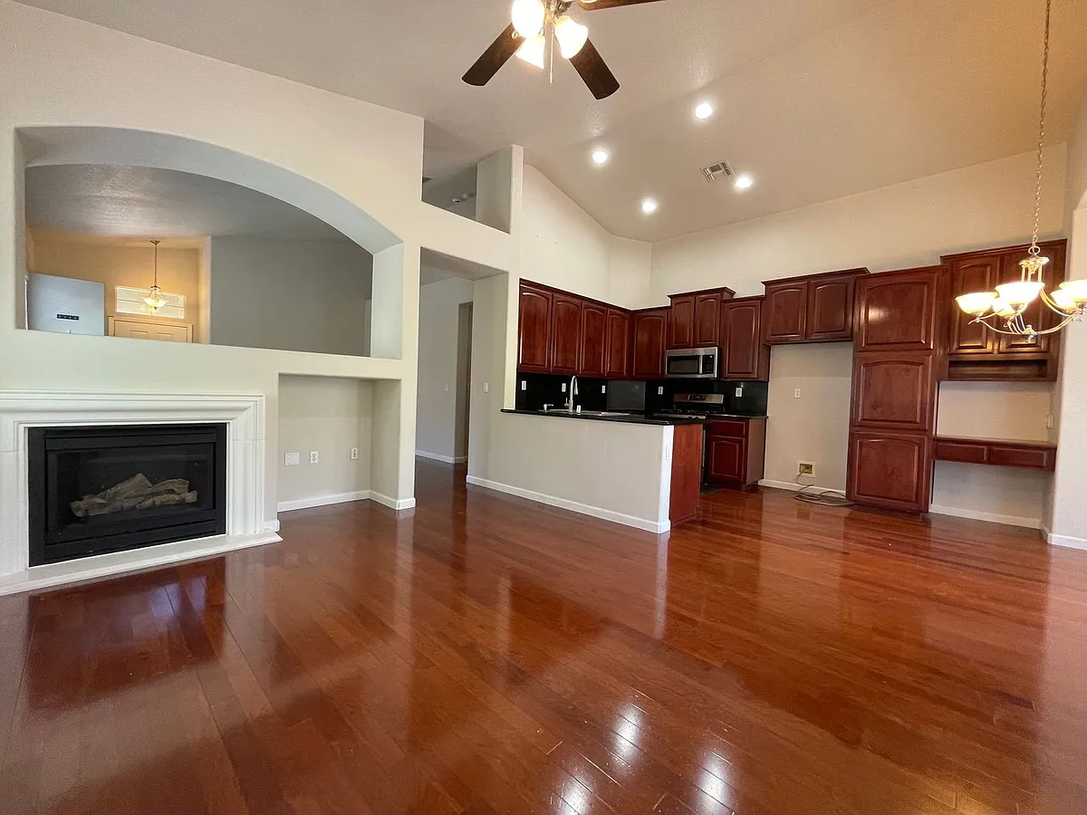 Building Photo - 444 Lone Spur Dr