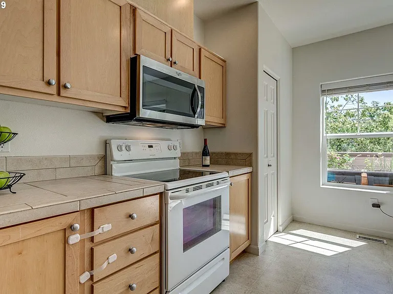 1877 NE 102nd Ave — Photo 14