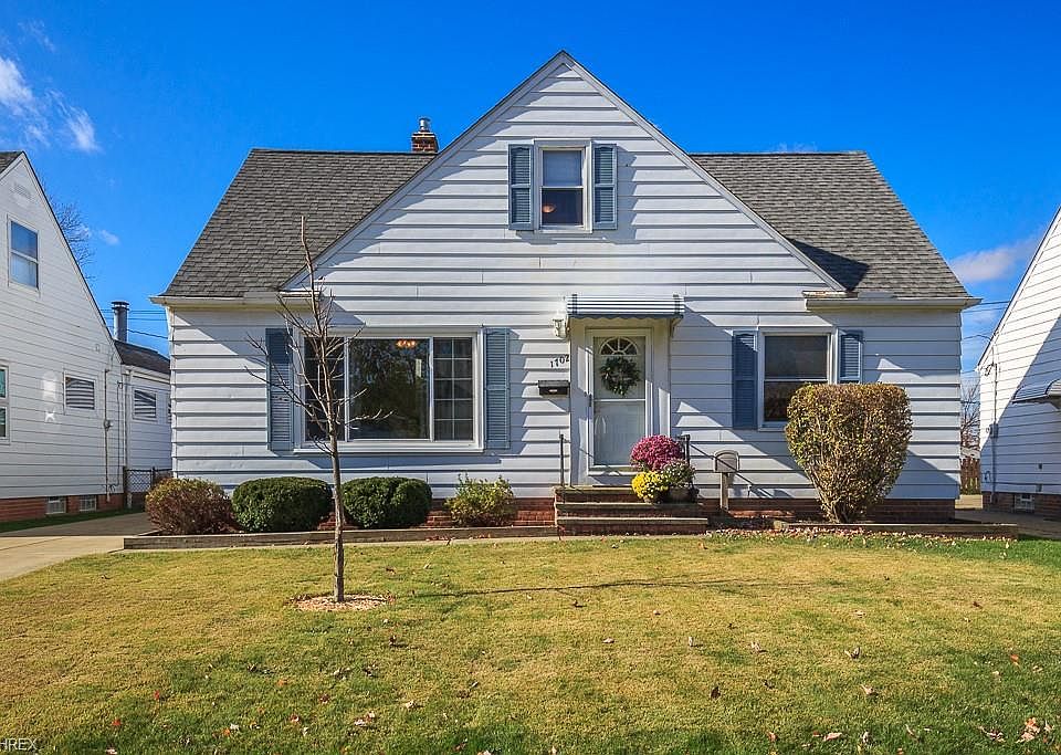 2nd image of 1702 Hawthorne Dr