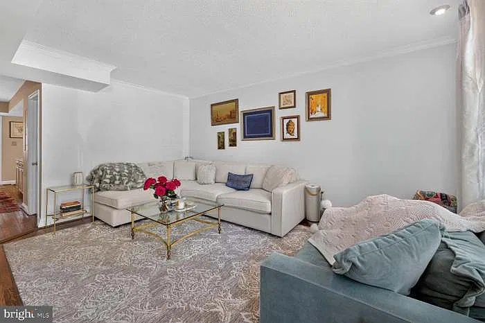 2 bed, 1.5 bath, 1200 sqft, $3,000 — Photo 3