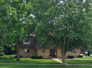 1384 Meadowcreek Dr APT 1, Pewaukee, WI 53072