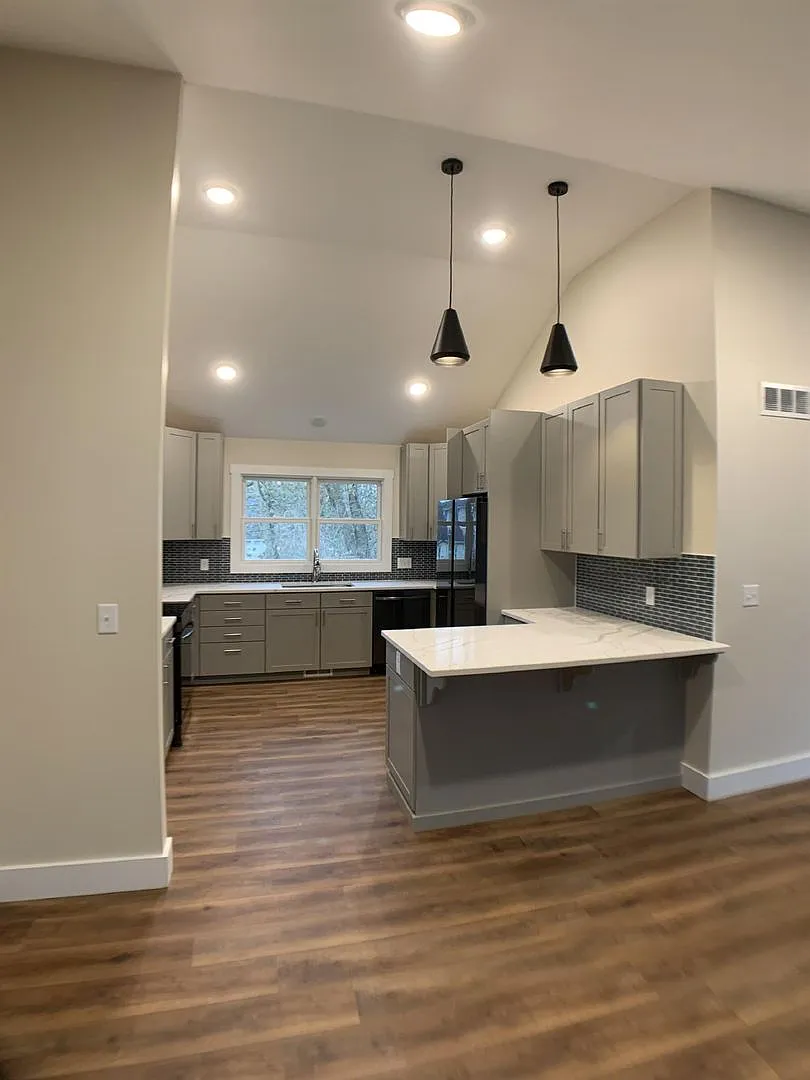 3 Bedroom/2 Bath on Hunter — Photo 3