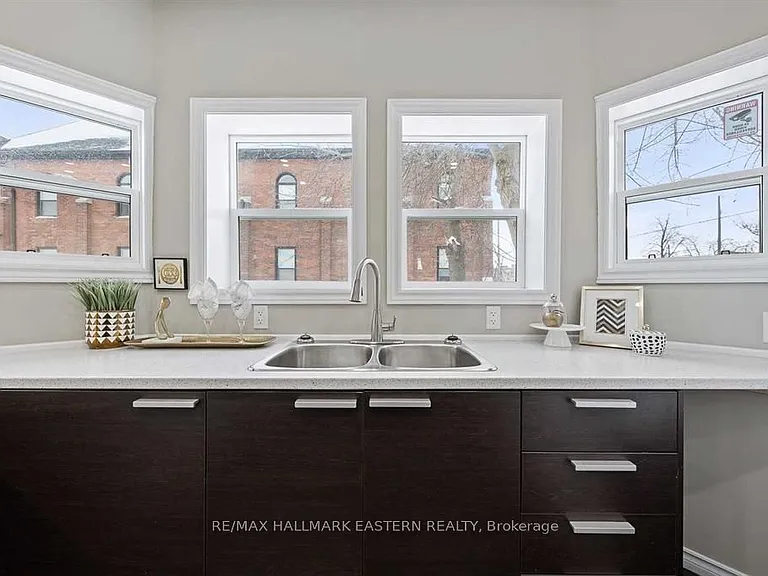 184 Park St N #MAIN FLOOR — Photo 8