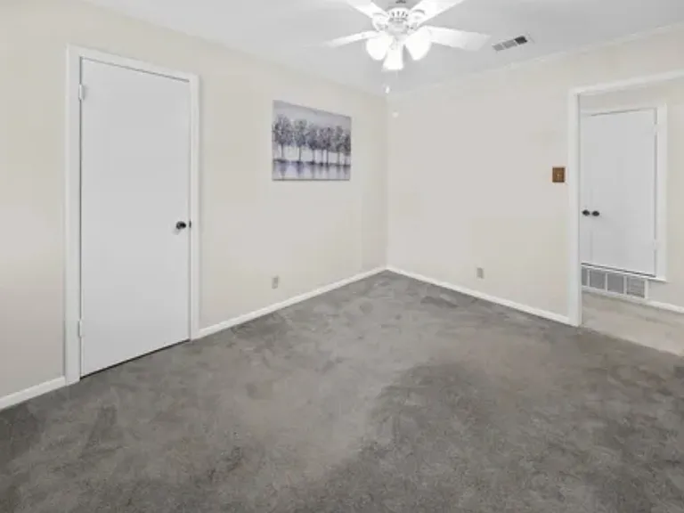 205 W Ash Ln — Photo 13
