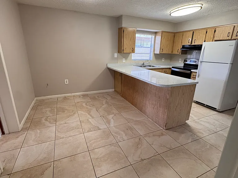 7504 N Thatcher Ave — Photo 11