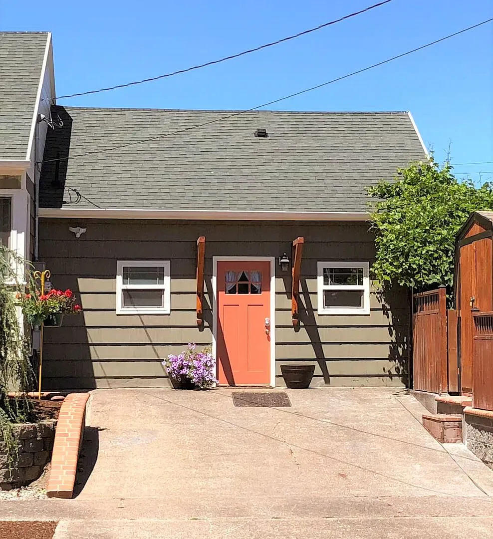 Charming Private Studio ADU with Private Fenced Yard Utilities Included!- Brooklyn Neighborhood — Photo 1