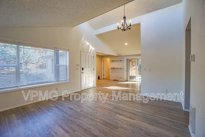 3 bed, 2.0 bath, 1026 sqft, $2,395 — Photo 4