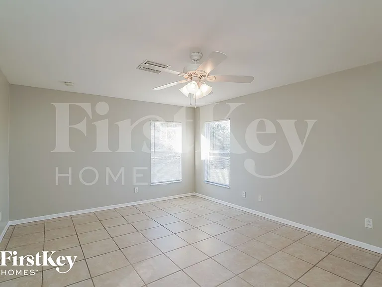 1702 NW 18th St — Photo 8