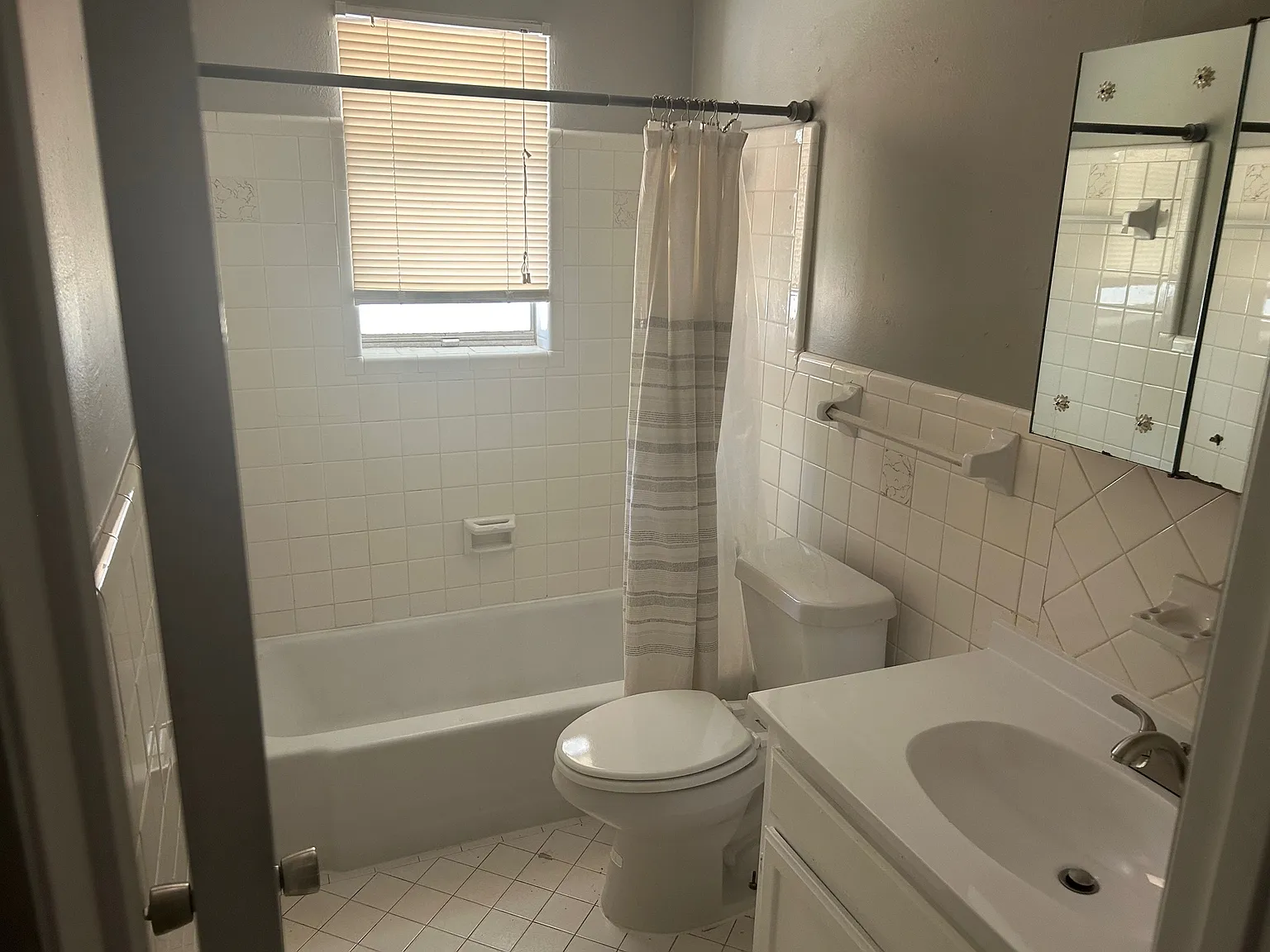 1 bed, 750 sqft, $842 — Photo 2