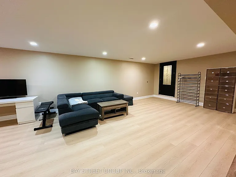 118 Fairglen Ave — Photo 9