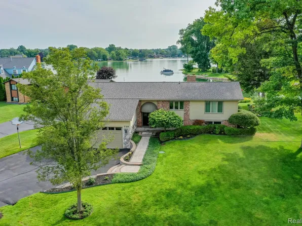 739 Rachelle St, White Lake, MI 48386