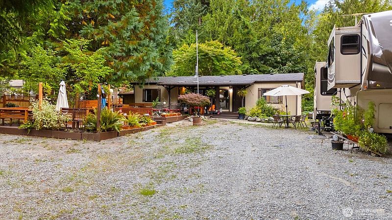 3rd image of 16516 W Lake Goodwin Road