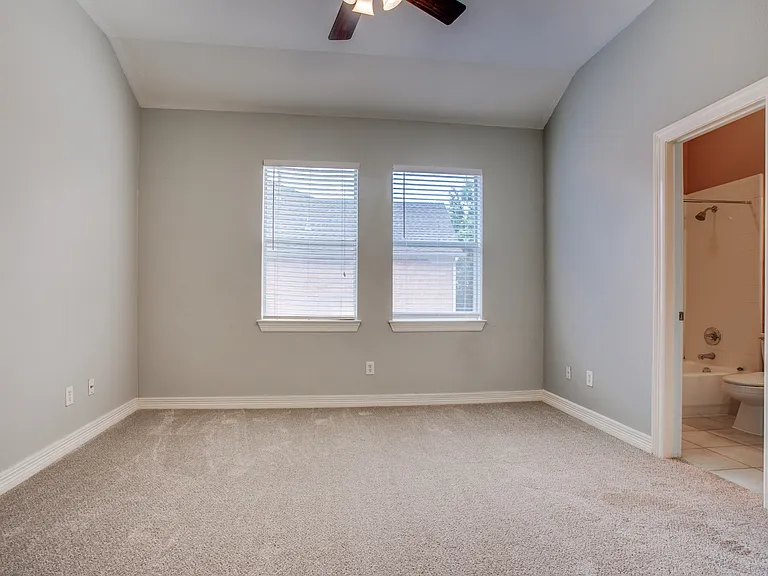 3951 N Hall St — Photo 23