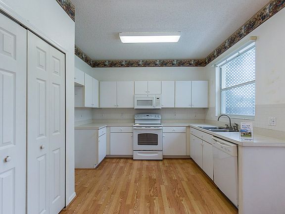 2nd image of 1035 Grand Canyon Dr