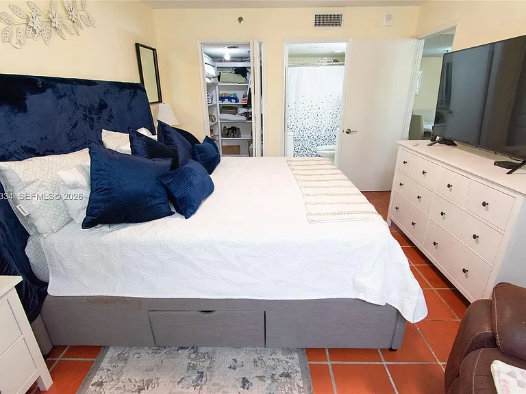 1621 Collins Ave #205 — Photo 24