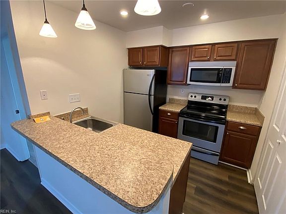 3rd image of 632 Waters Dr