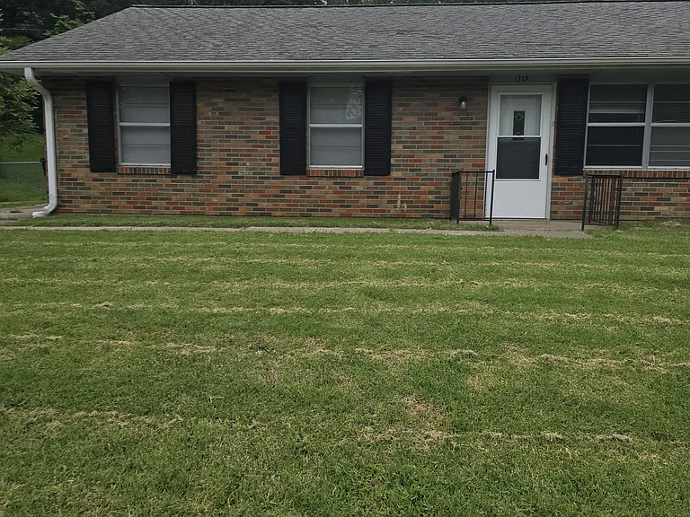 1715 Stanford Dr — Photo 1