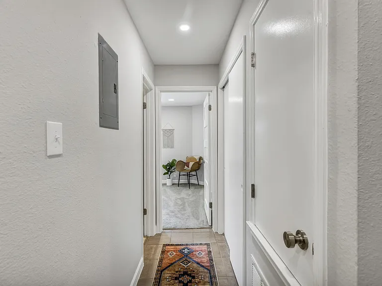Post Rd — Photo 17