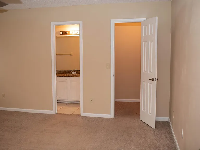 7175 Glendyne Dr N — Photo 31