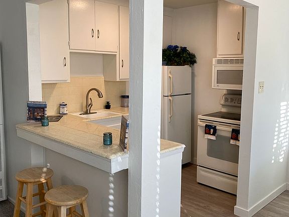 3rd image of 614 17th St APT 3