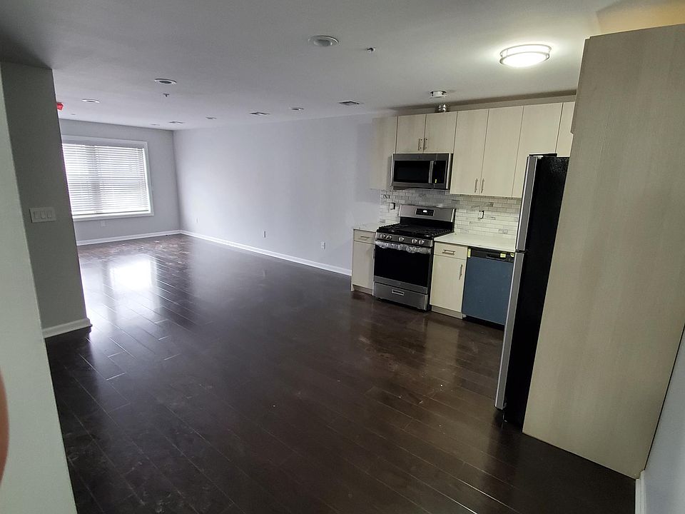 2nd image of 101-156-158 Fair St #101