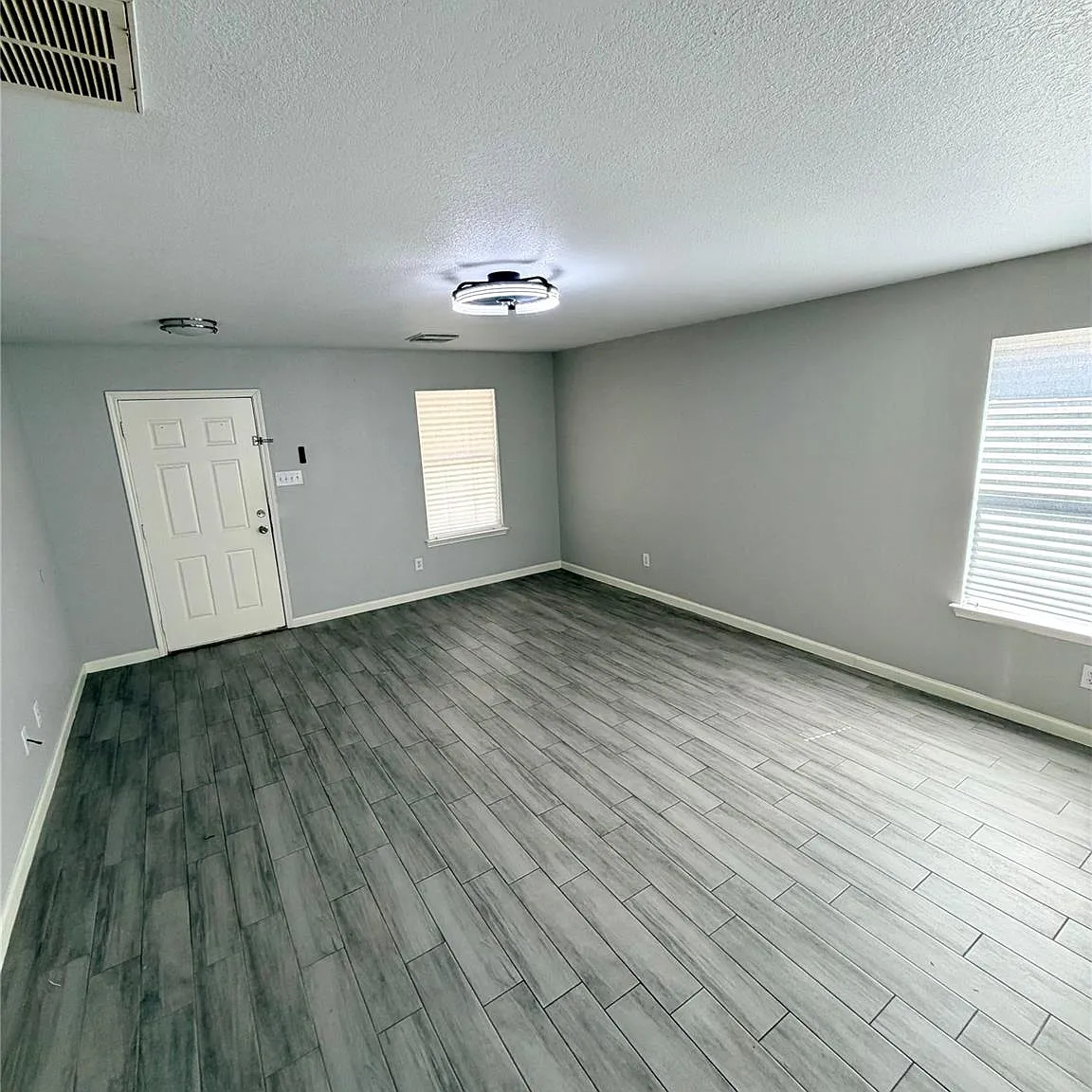4 bed, 2.5 bath, 2214 sqft, $2,200 — Photo 2