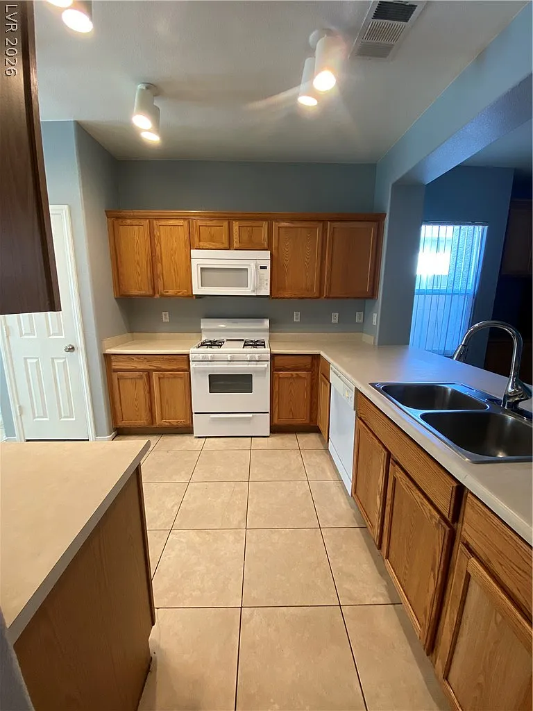 4 bed, 2.0 bath, 1687 sqft, $2,100 — Photo 4