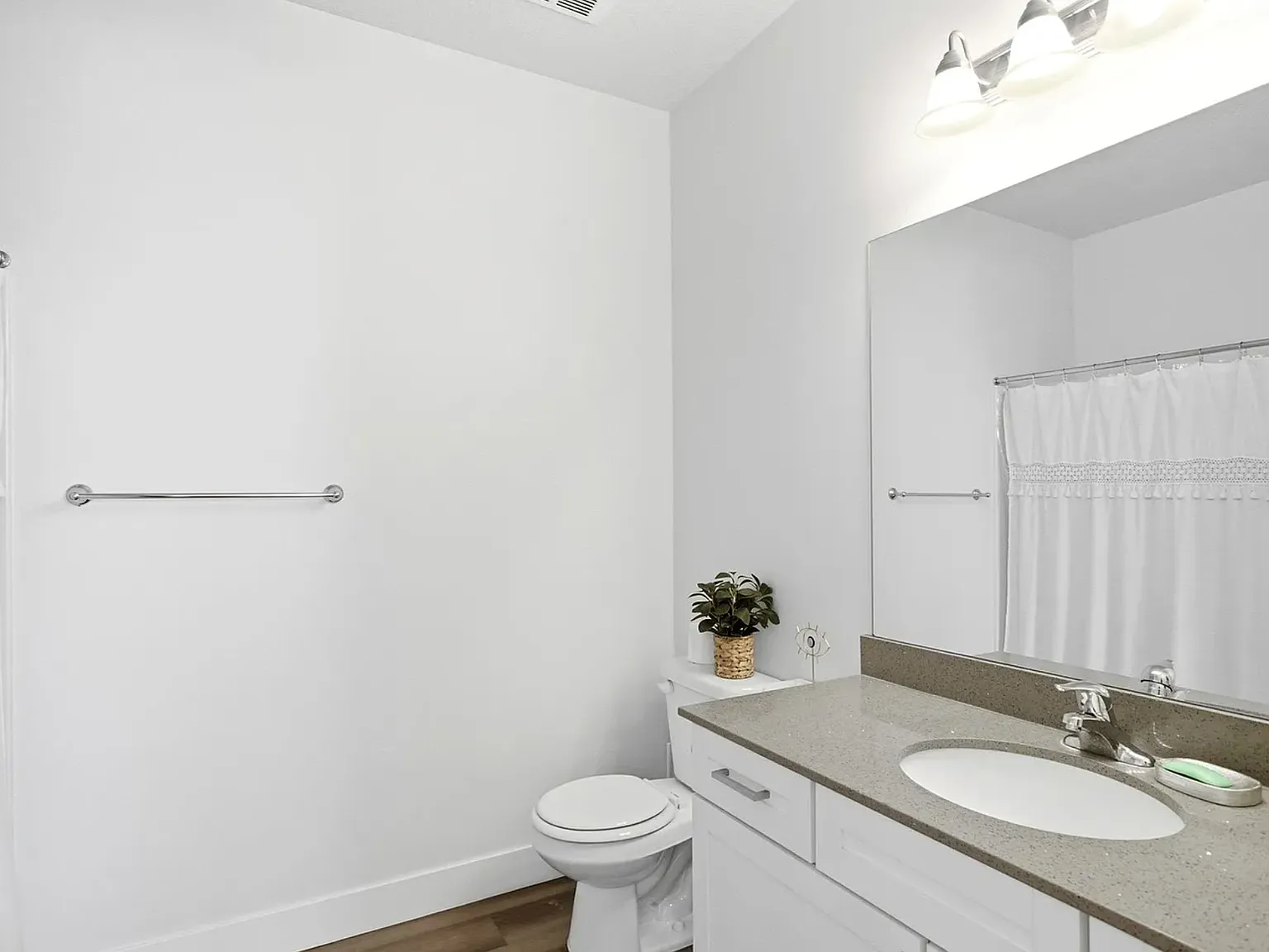 3 bed, 1272 sqft, $2,400 — Photo 2