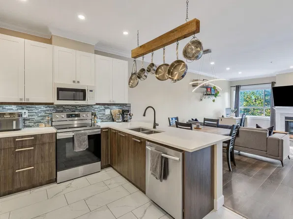 2109 Rowland St #310, Pt Coquitlam, BC V3C 6J4