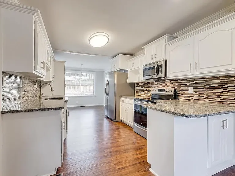 220 Haywood Ln — Photo 2